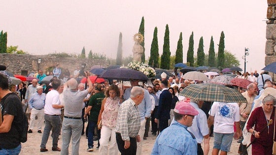 La ciudad despide a la Patrona en su regreso al castillo, bajo la lluvia