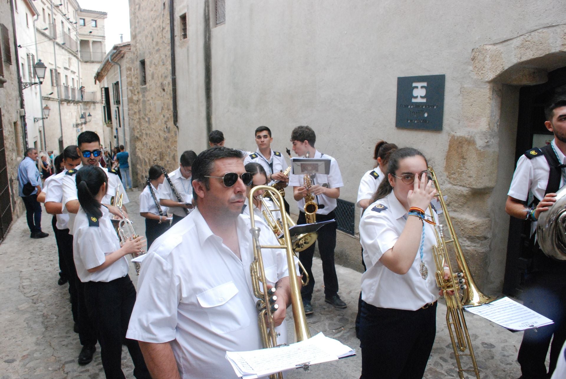 La subida de la Virgen de la Victoria, arropada por decenas de vecinos