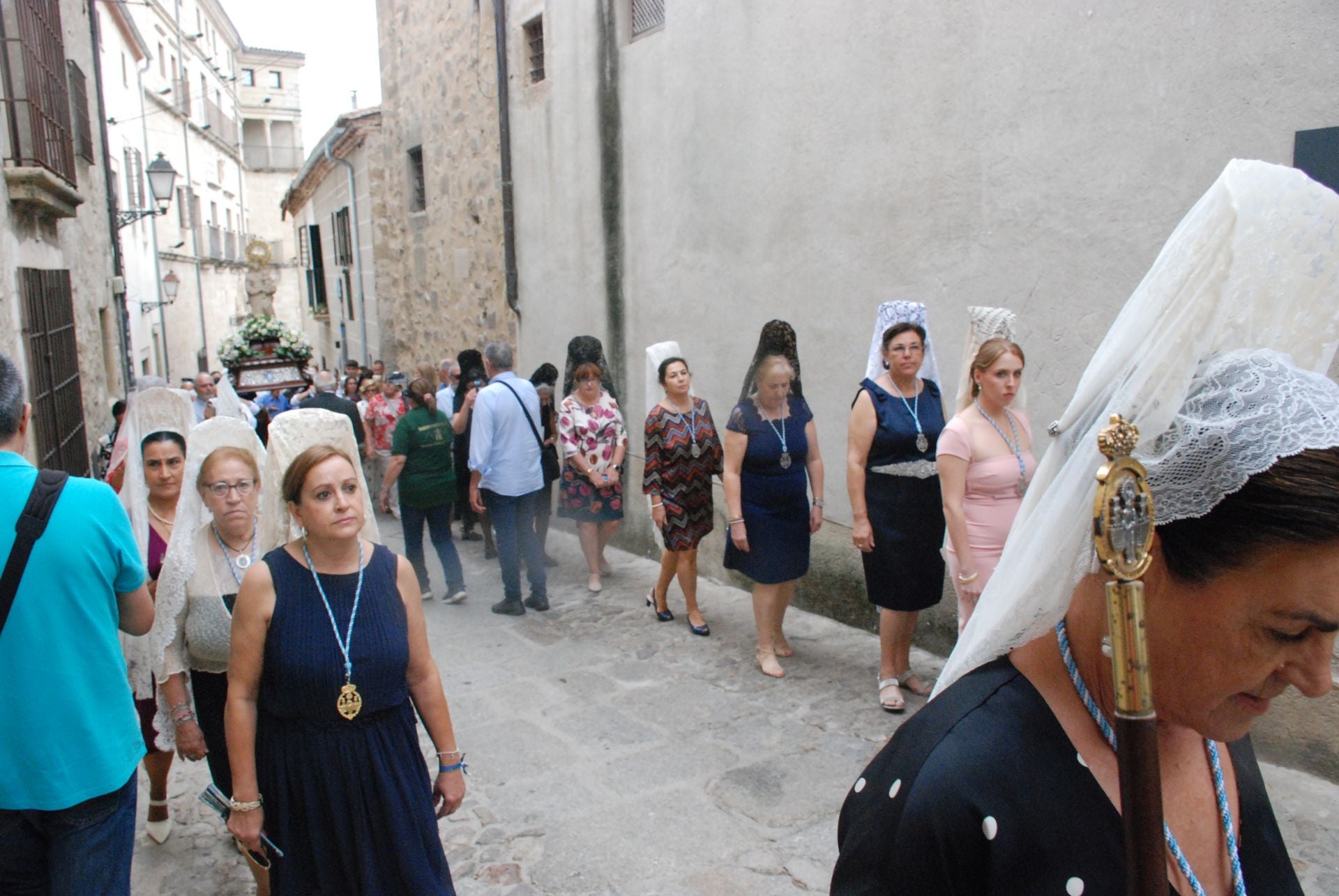 La subida de la Virgen de la Victoria, arropada por decenas de vecinos