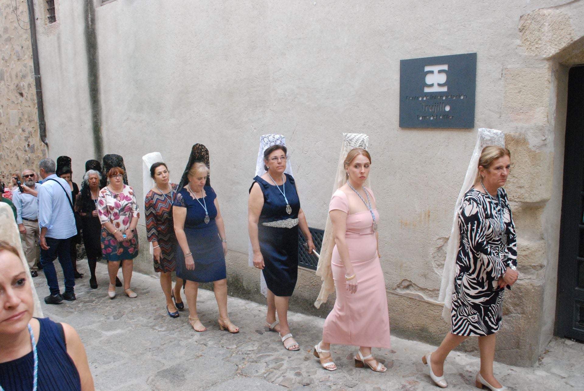 La subida de la Virgen de la Victoria, arropada por decenas de vecinos