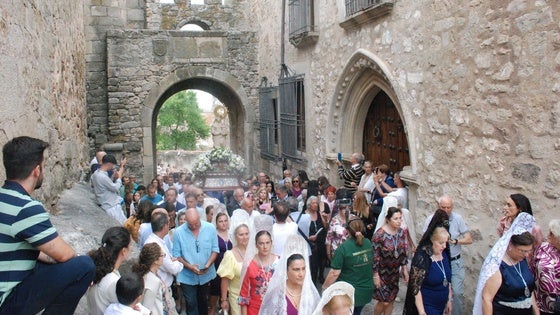 La subida de la Virgen de la Victoria, arropada por decenas de vecinos