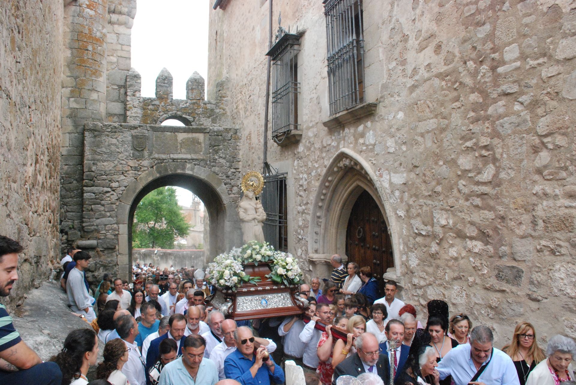 La subida de la Virgen de la Victoria, arropada por decenas de vecinos