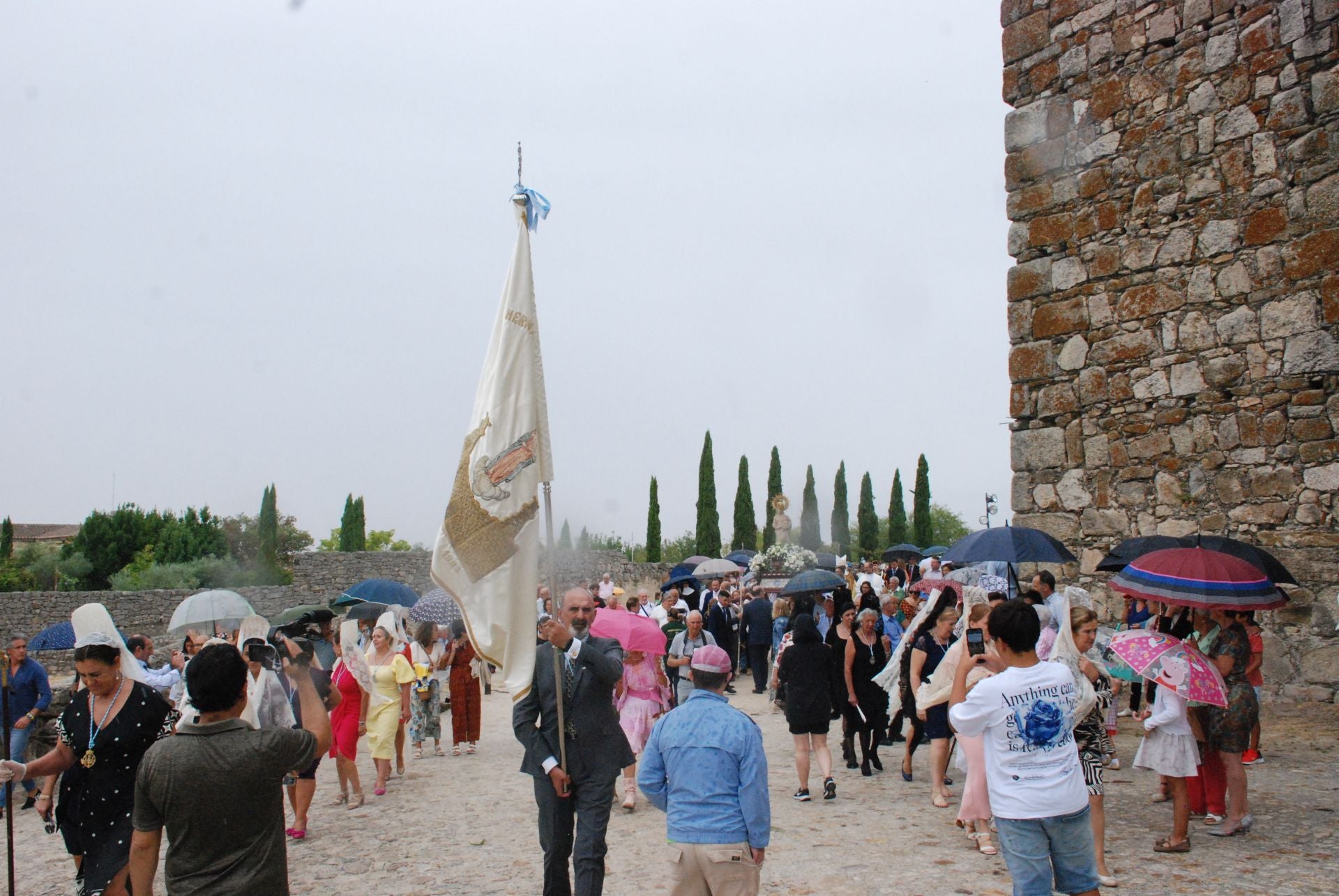 La subida de la Virgen de la Victoria, arropada por decenas de vecinos