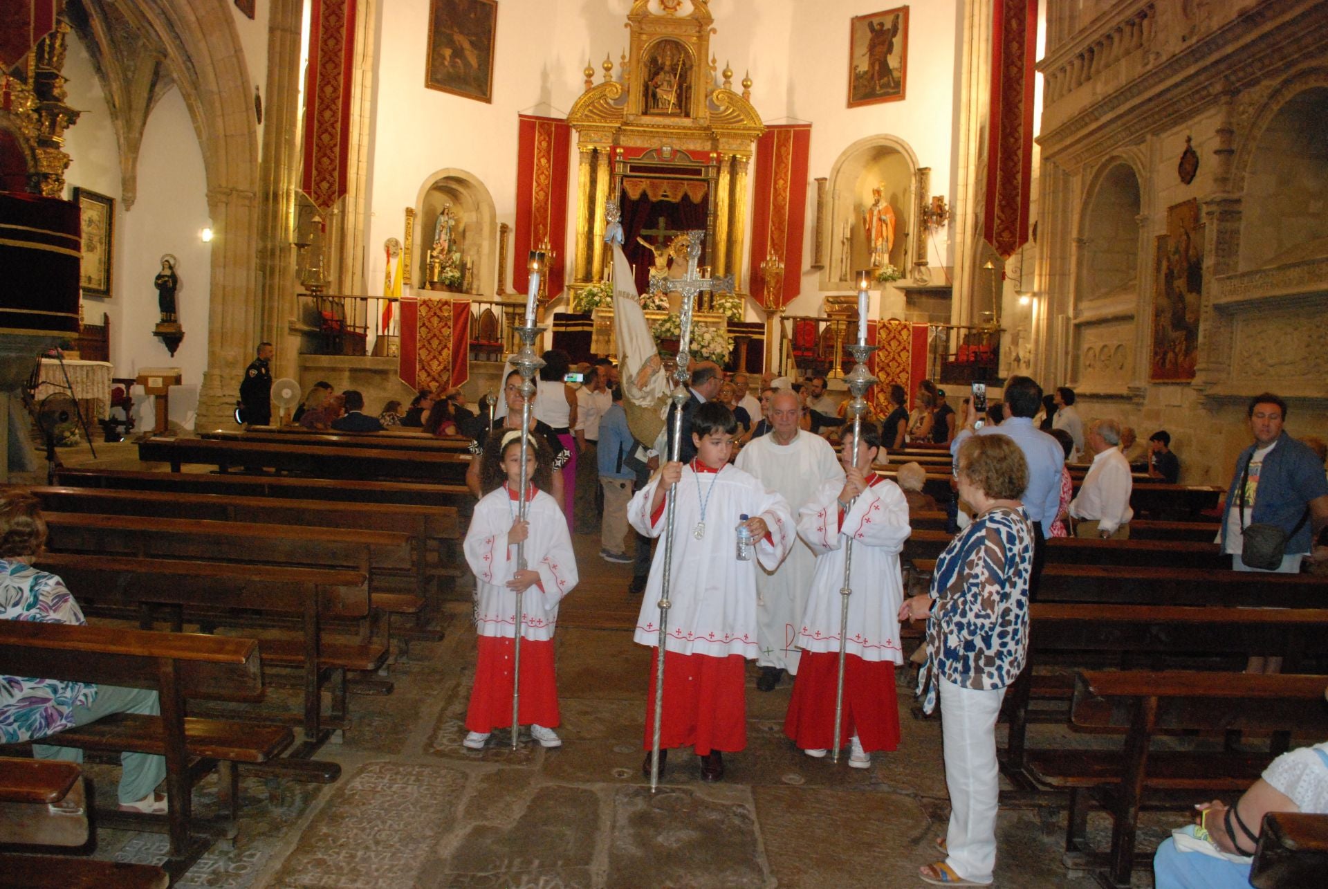 La subida de la Virgen de la Victoria, arropada por decenas de vecinos