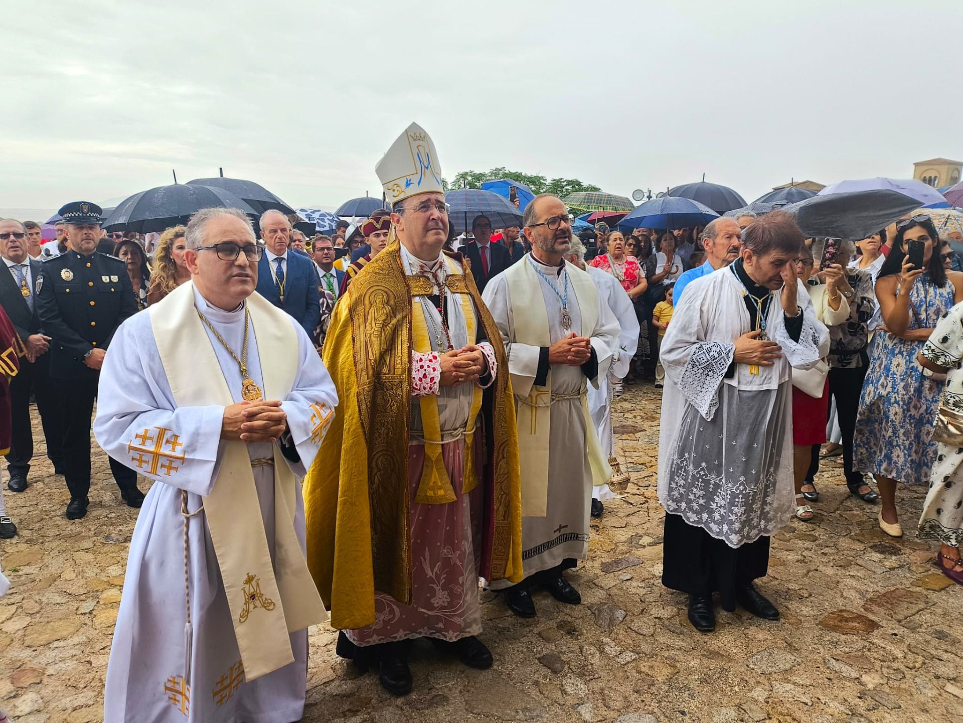 La subida de la Virgen de la Victoria, arropada por decenas de vecinos