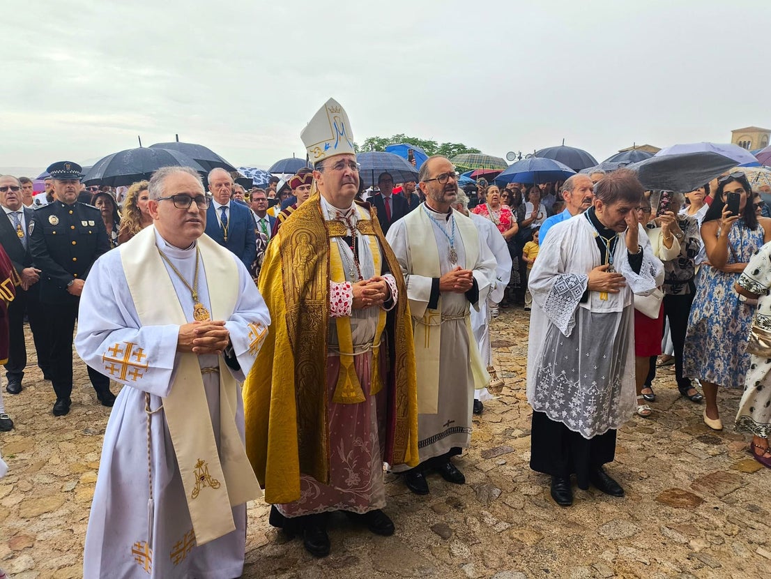 La subida de la Virgen de la Victoria, arropada por decenas de vecinos