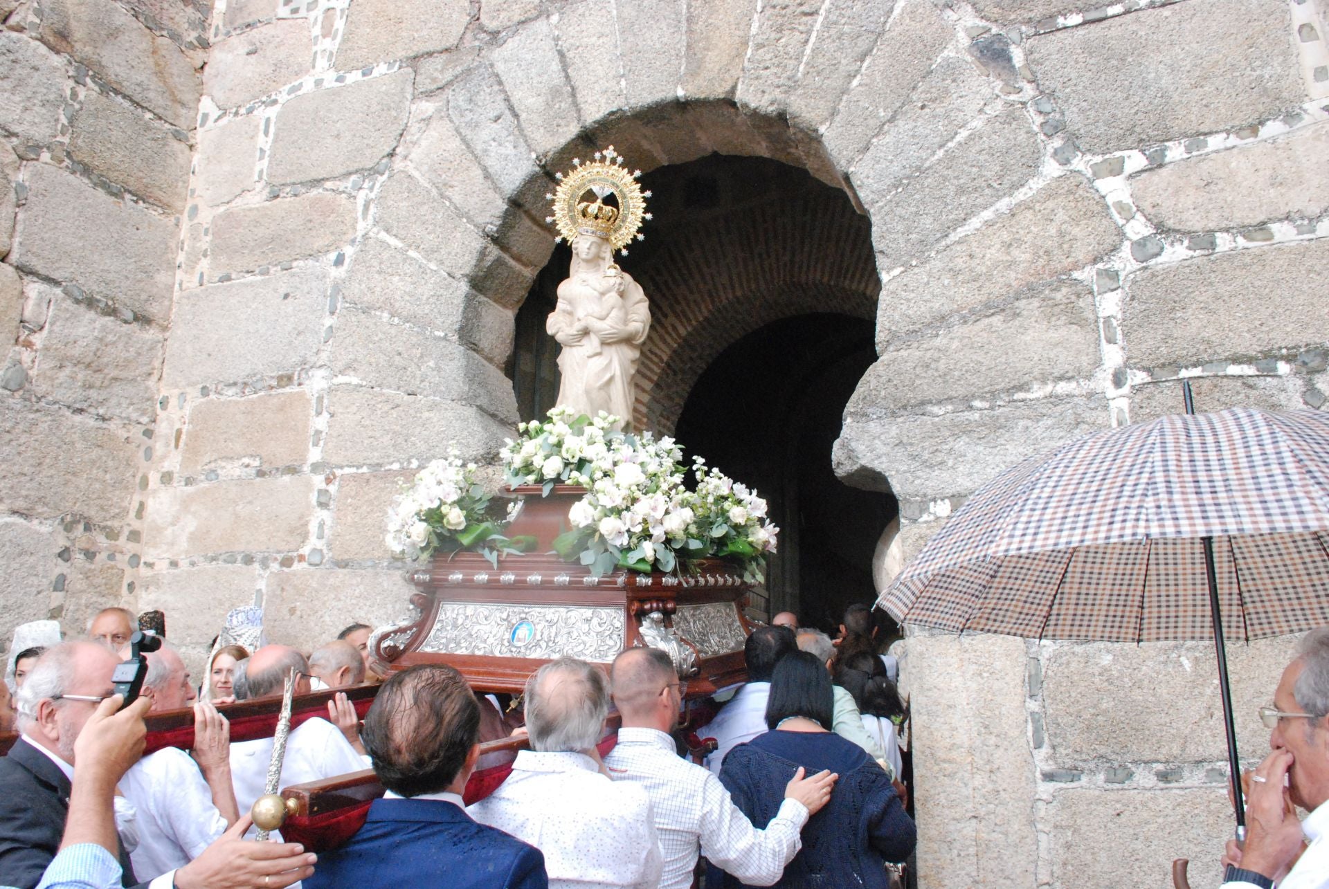 La subida de la Virgen de la Victoria, arropada por decenas de vecinos