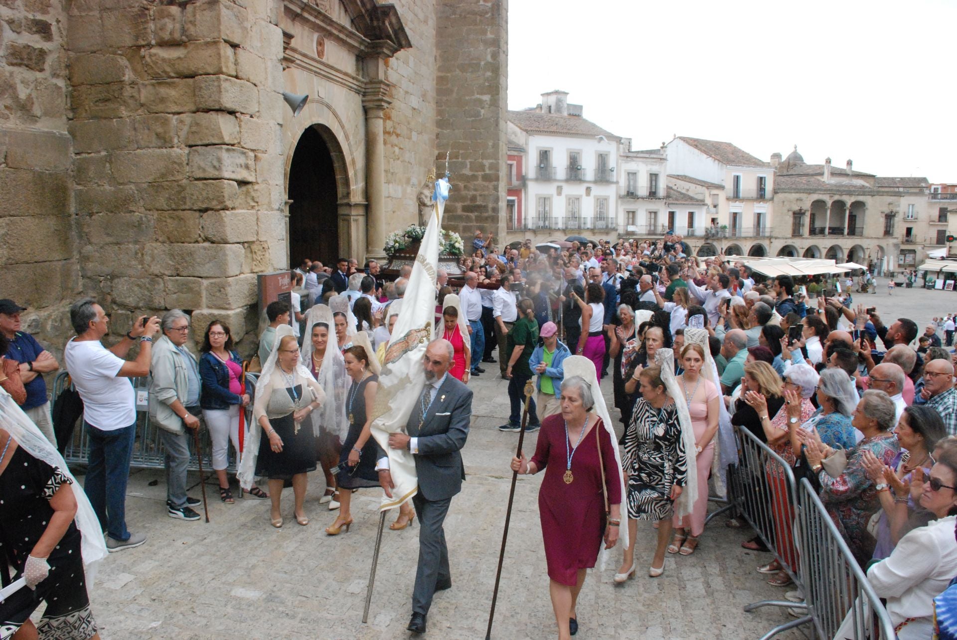 La subida de la Virgen de la Victoria, arropada por decenas de vecinos