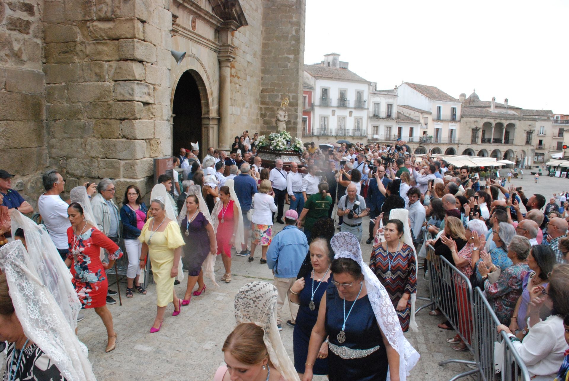 La subida de la Virgen de la Victoria, arropada por decenas de vecinos