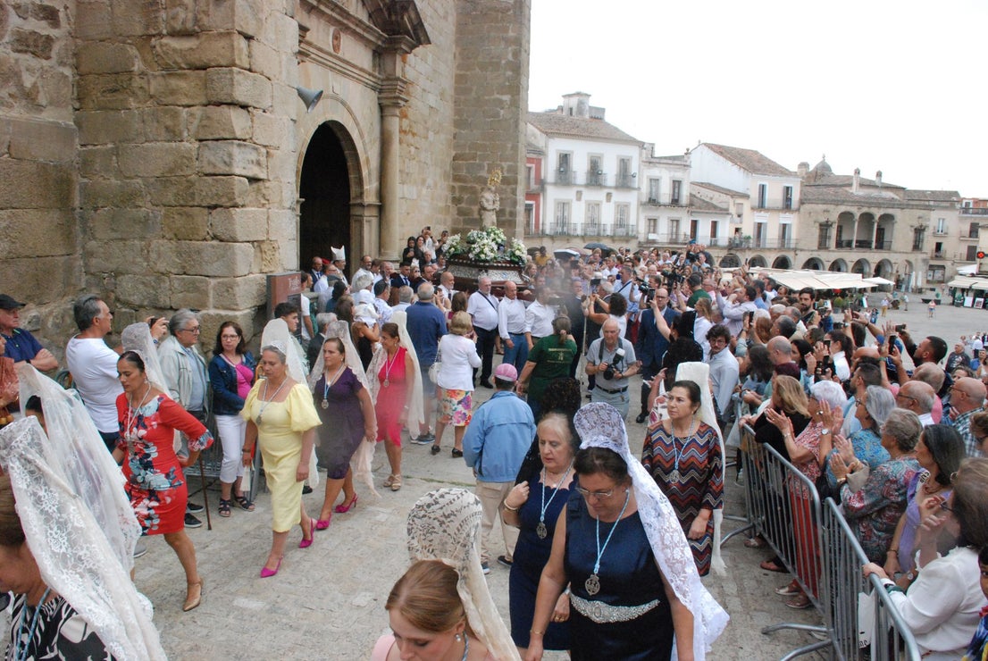 La subida de la Virgen de la Victoria, arropada por decenas de vecinos