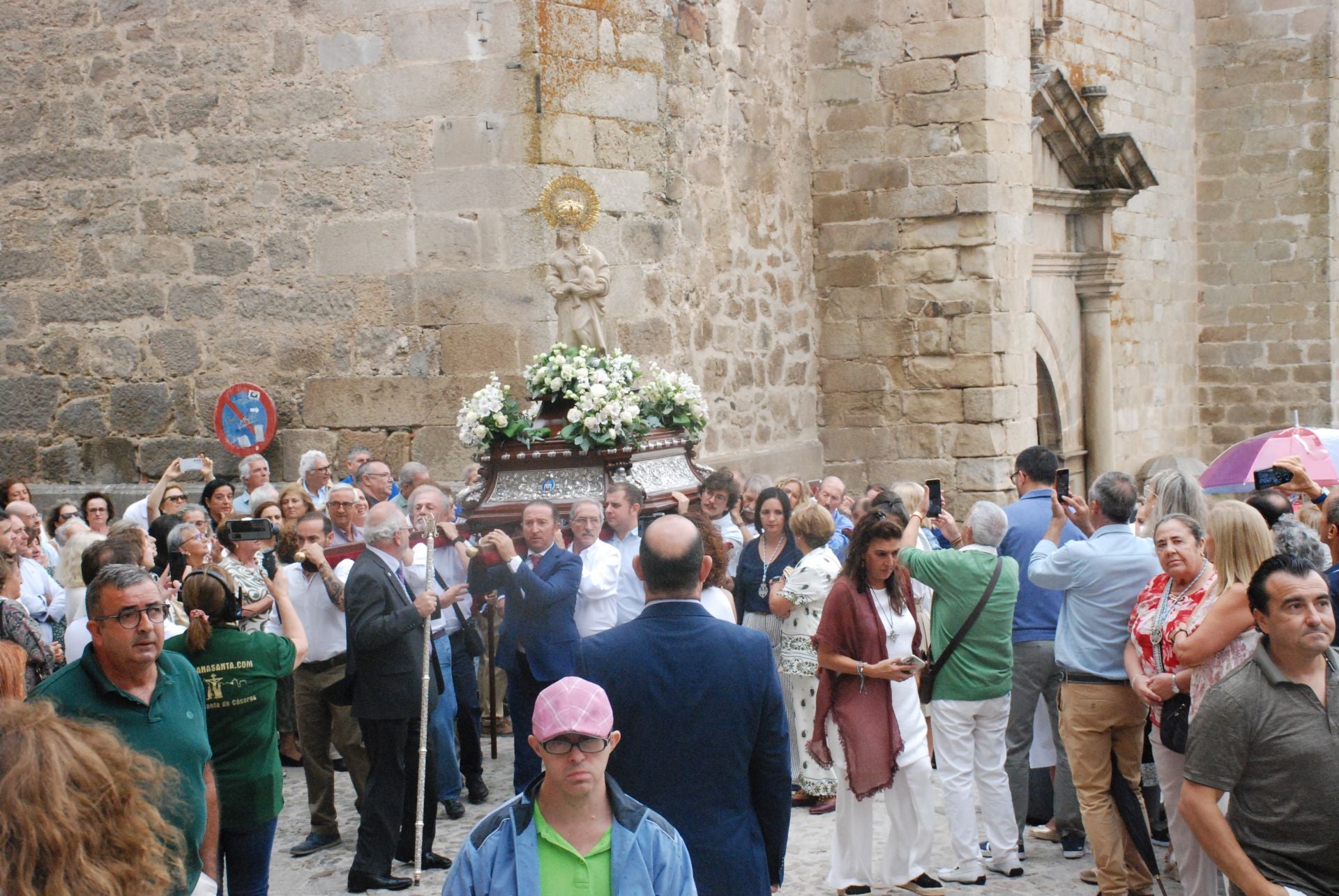 La subida de la Virgen de la Victoria, arropada por decenas de vecinos