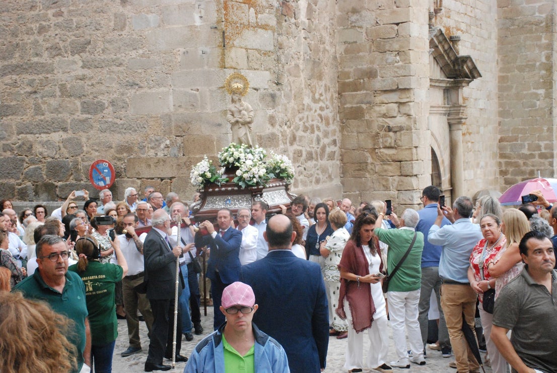 La subida de la Virgen de la Victoria, arropada por decenas de vecinos