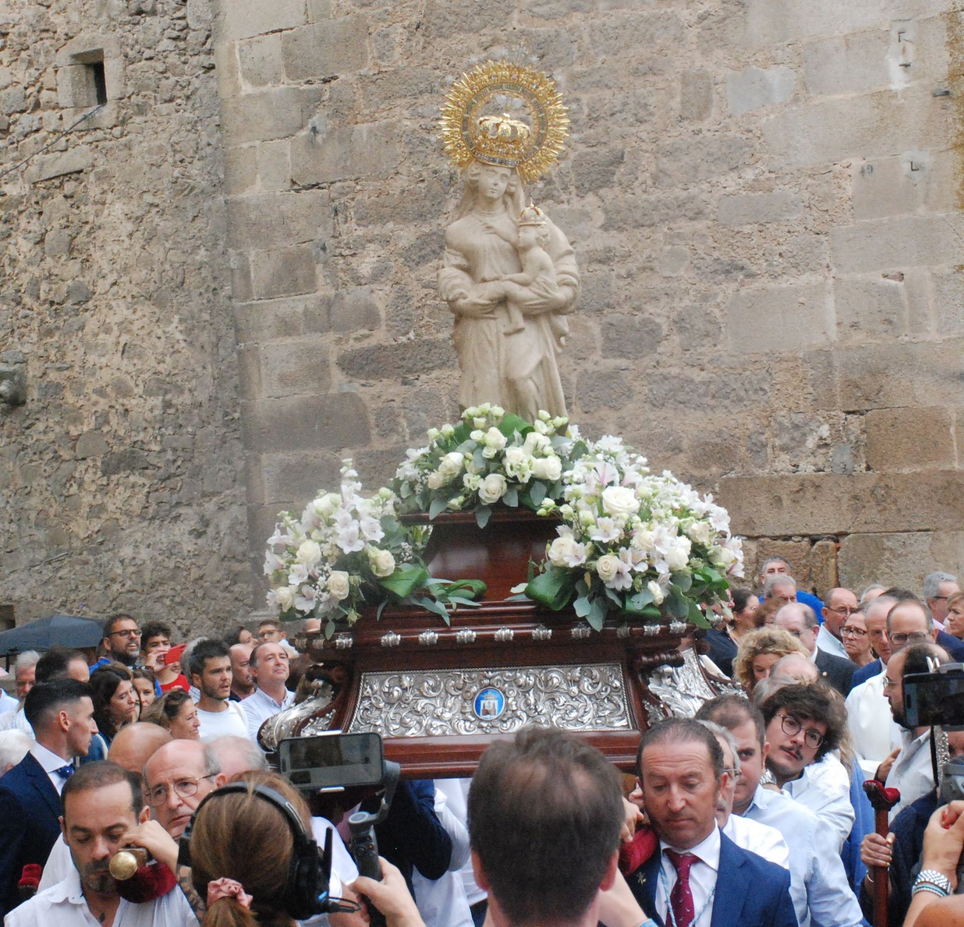 La subida de la Virgen de la Victoria, arropada por decenas de vecinos