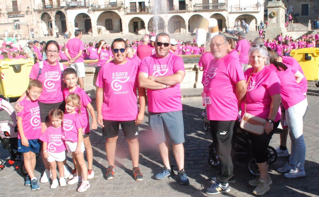 El rosa invade las calles para luchar contra el cáncer