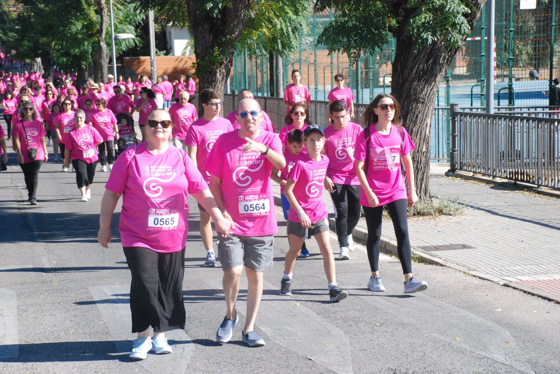 El rosa invade las calles para luchar contra el cáncer