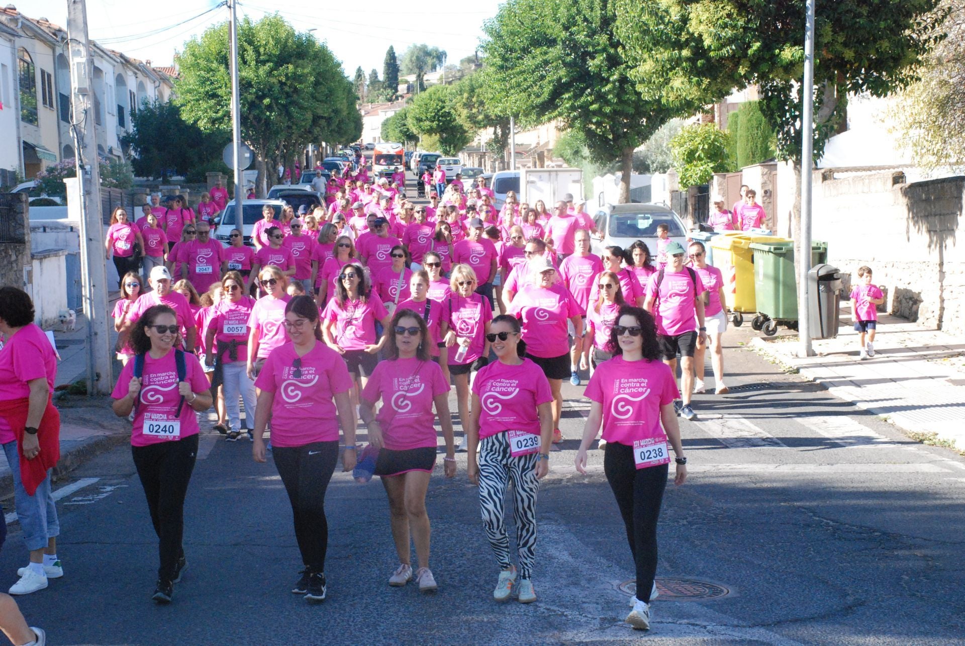 Imagen principal - La Marcha contra el Cáncer vuelve a teñir de rosa las calles de la ciudad