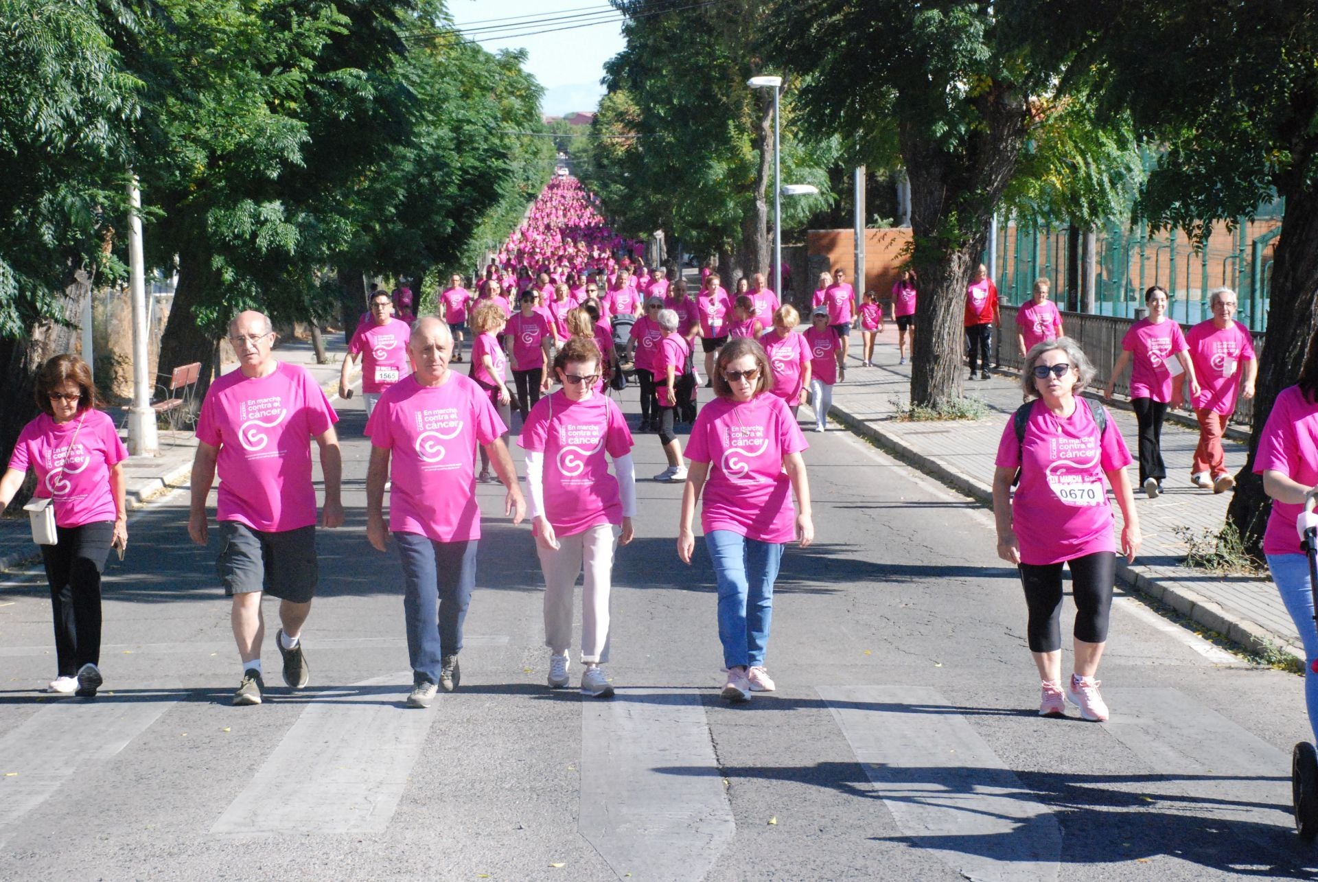 Imagen secundaria 1 - La Marcha contra el Cáncer vuelve a teñir de rosa las calles de la ciudad