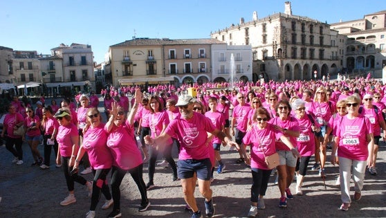La Marcha contra el Cáncer vuelve a teñir de rosa las calles de la ciudad