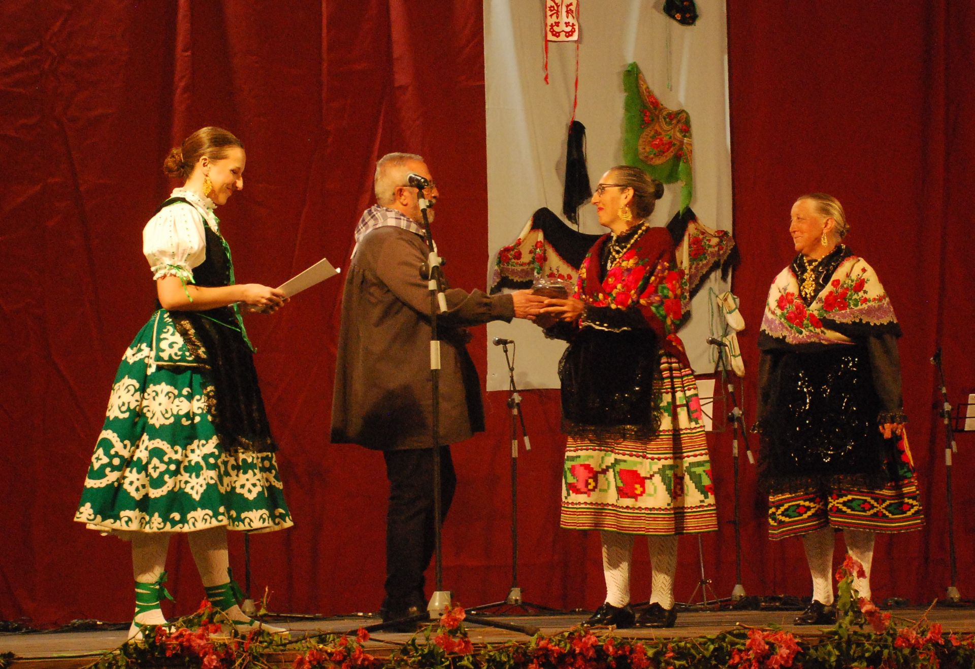 Imagen secundaria 1 - La agrupación Coros y Danzas Virgen del Rosario celebra una gran fiesta del folclore
