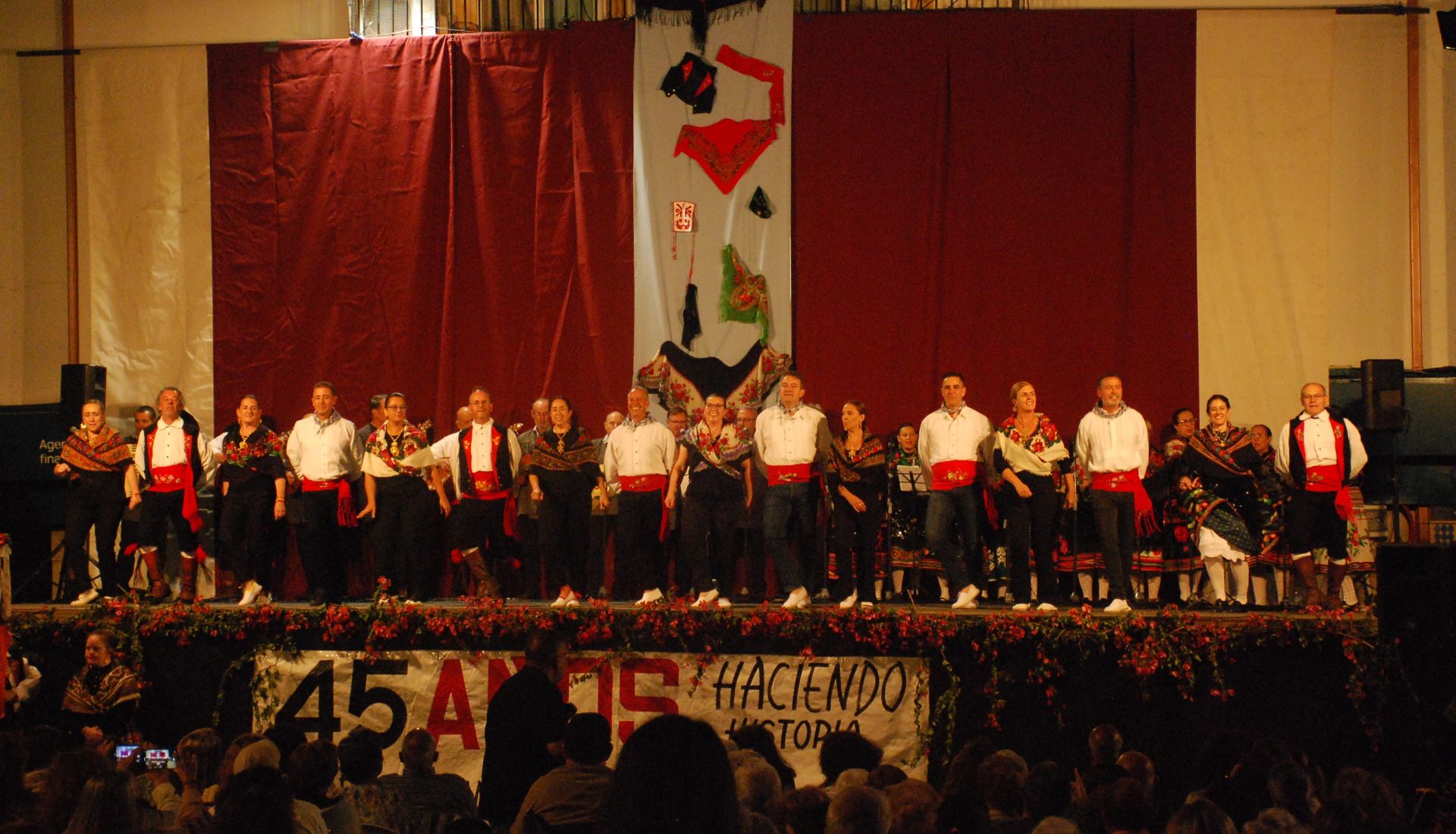 Imagen principal - La agrupación Coros y Danzas Virgen del Rosario celebra una gran fiesta del folclore
