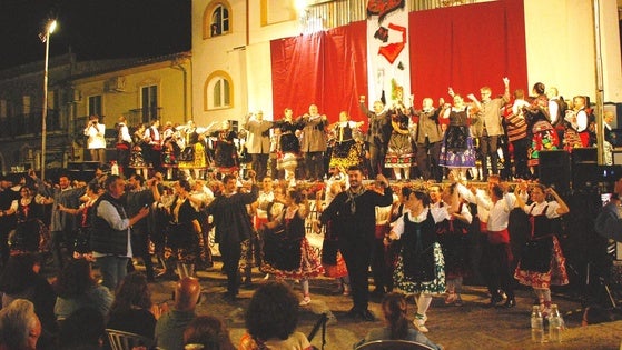 La agrupación Coros y Danzas Virgen del Rosario celebra una gran fiesta del folclore