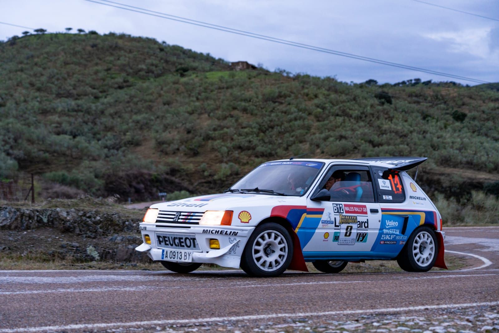 Uno de los participantes, Javier Ruiz, con su coche antiguo.
