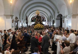 Entrada de la Virgen en la iglesia, tras la procesión.