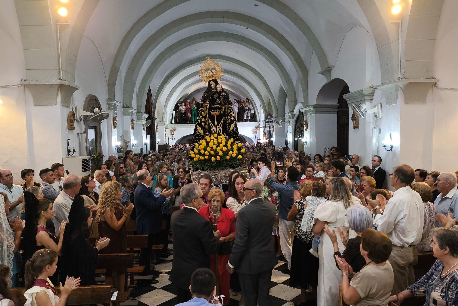 Entrada de la Virgen en la iglesia, tras la procesión.