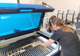 Usuarias del Circular FAB con una de las maquinarias.