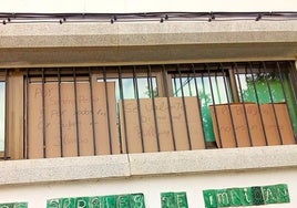 Carteles situados en el exterior.