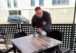 Uno de los usuarios del centro trujillano de Aspace Cáceres, con sus practicas no remuneradas.