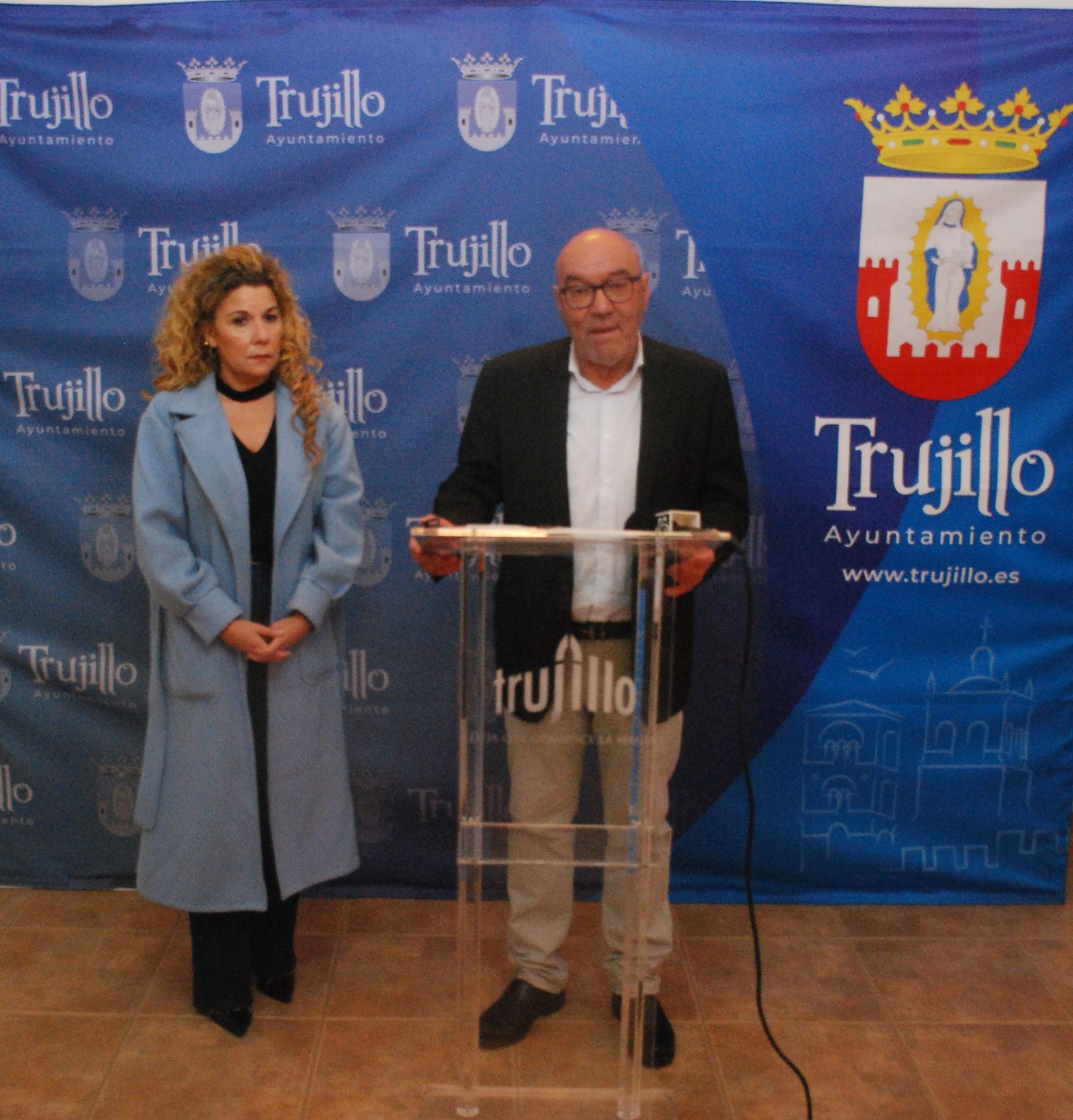 La alcaldesa y el catedrático de la UEX, en la presentación del congreso.