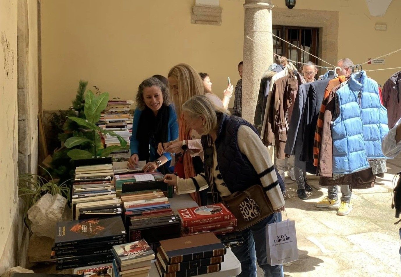 Mercadillo solidario celebrado en mayo.