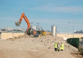 Moviemiento de tierras en las zona de la fábrica de diamantes.