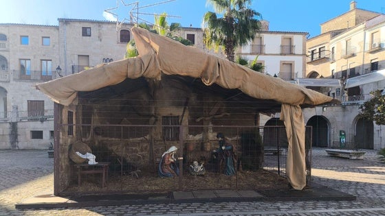 La Hermandad Virgen de la Victoria ya tiene su portal de belén en la plaza Mayor