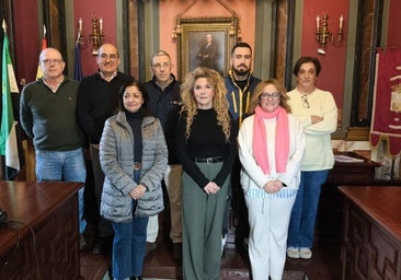 Dirigentes políticos y representantes sindicales, tras firmar el documento pactado.