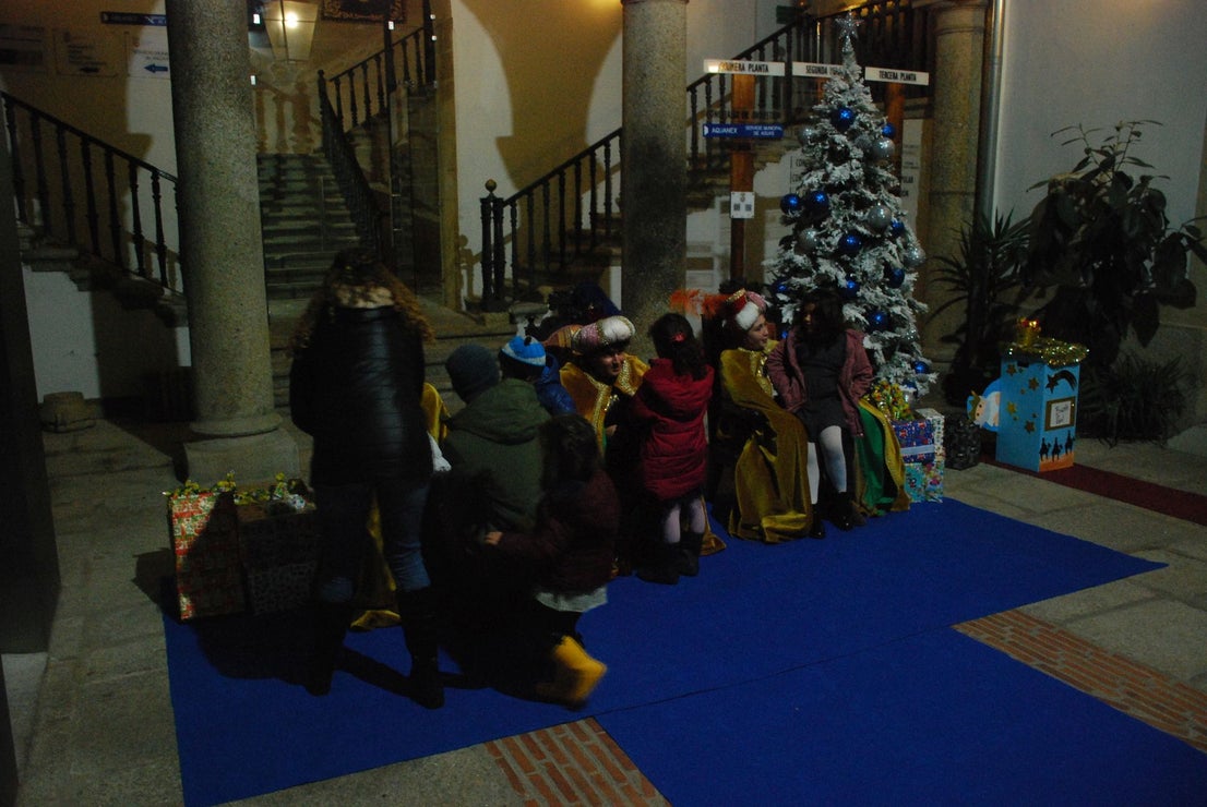 Más de 220 menores entregan sus cartas a los pajes de los Reyes Magos