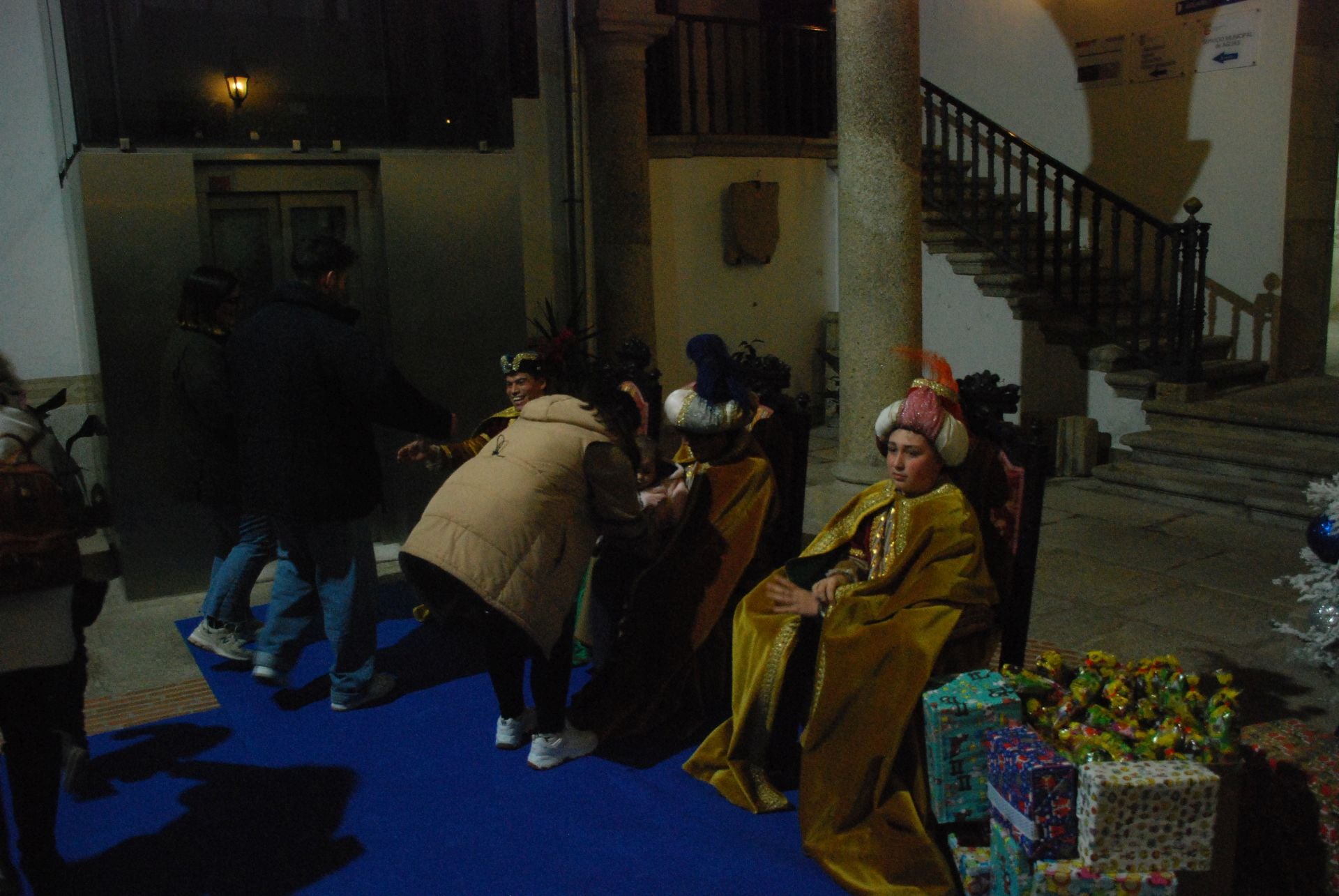 Más de 220 menores entregan sus cartas a los pajes de los Reyes Magos