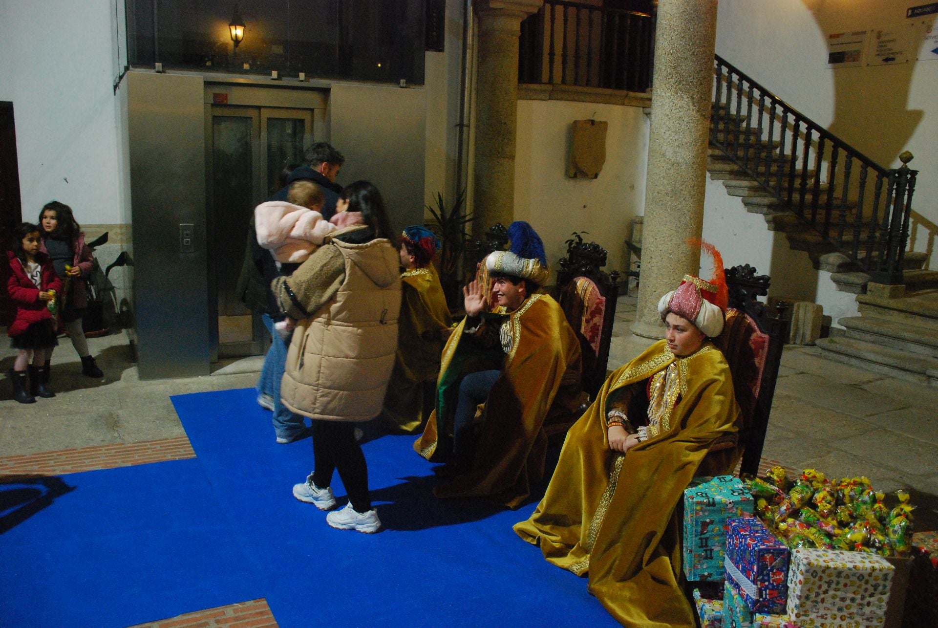 Más de 220 menores entregan sus cartas a los pajes de los Reyes Magos