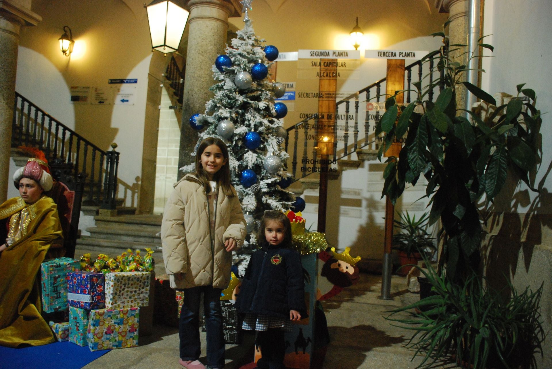 Más de 220 menores entregan sus cartas a los pajes de los Reyes Magos