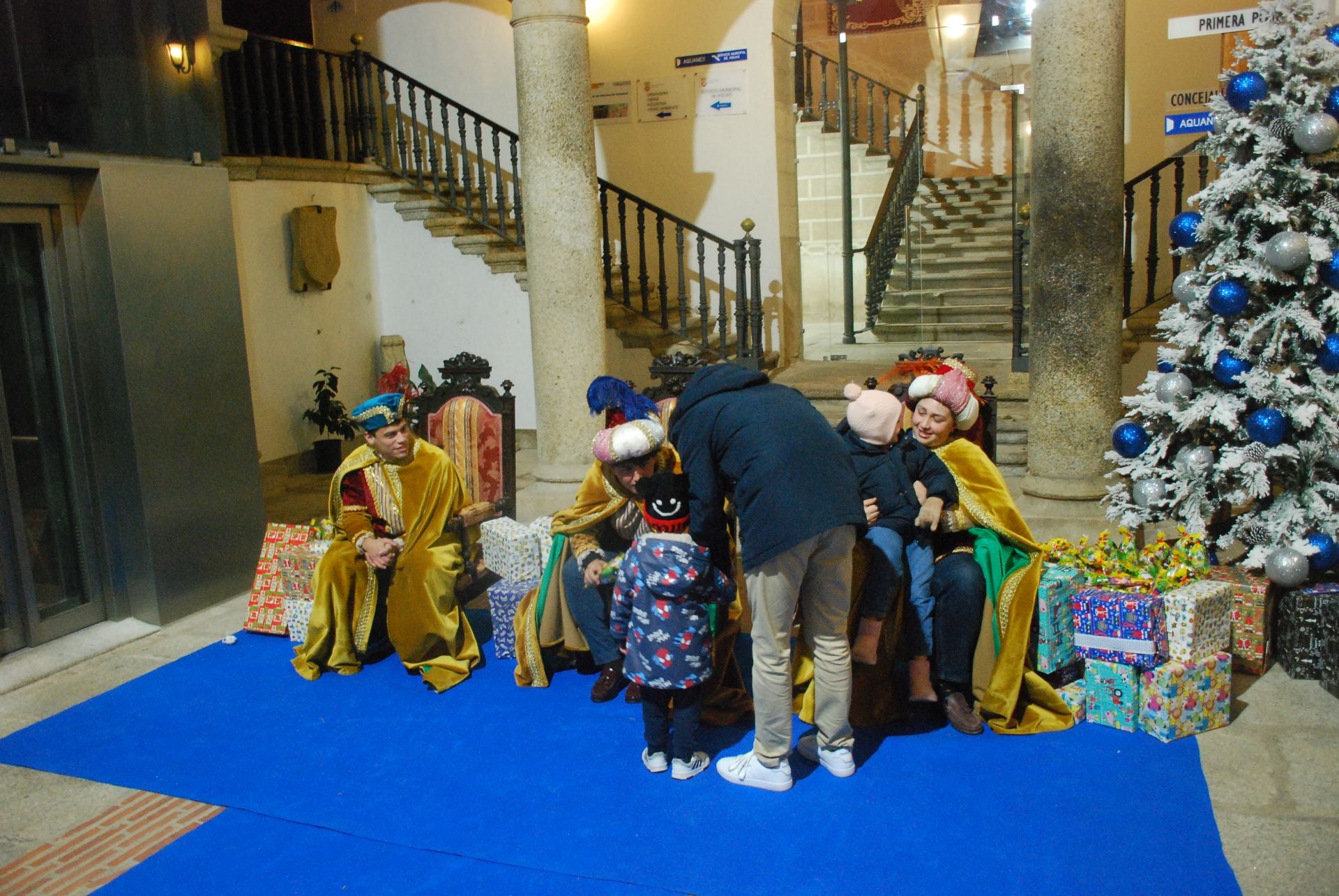 Más de 220 menores entregan sus cartas a los pajes de los Reyes Magos