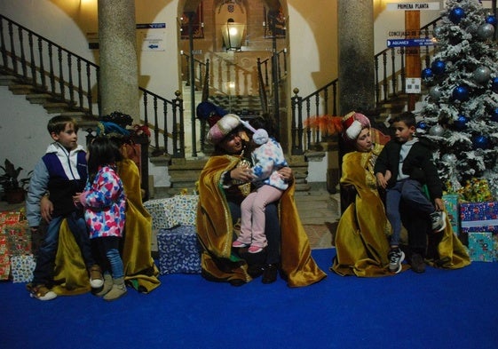 Más de 220 menores entregan sus cartas a los pajes de los Reyes Magos