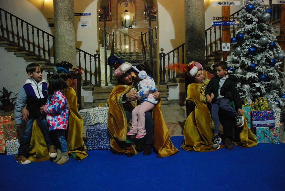 Más de 220 menores entregan sus cartas a los pajes de los Reyes Magos