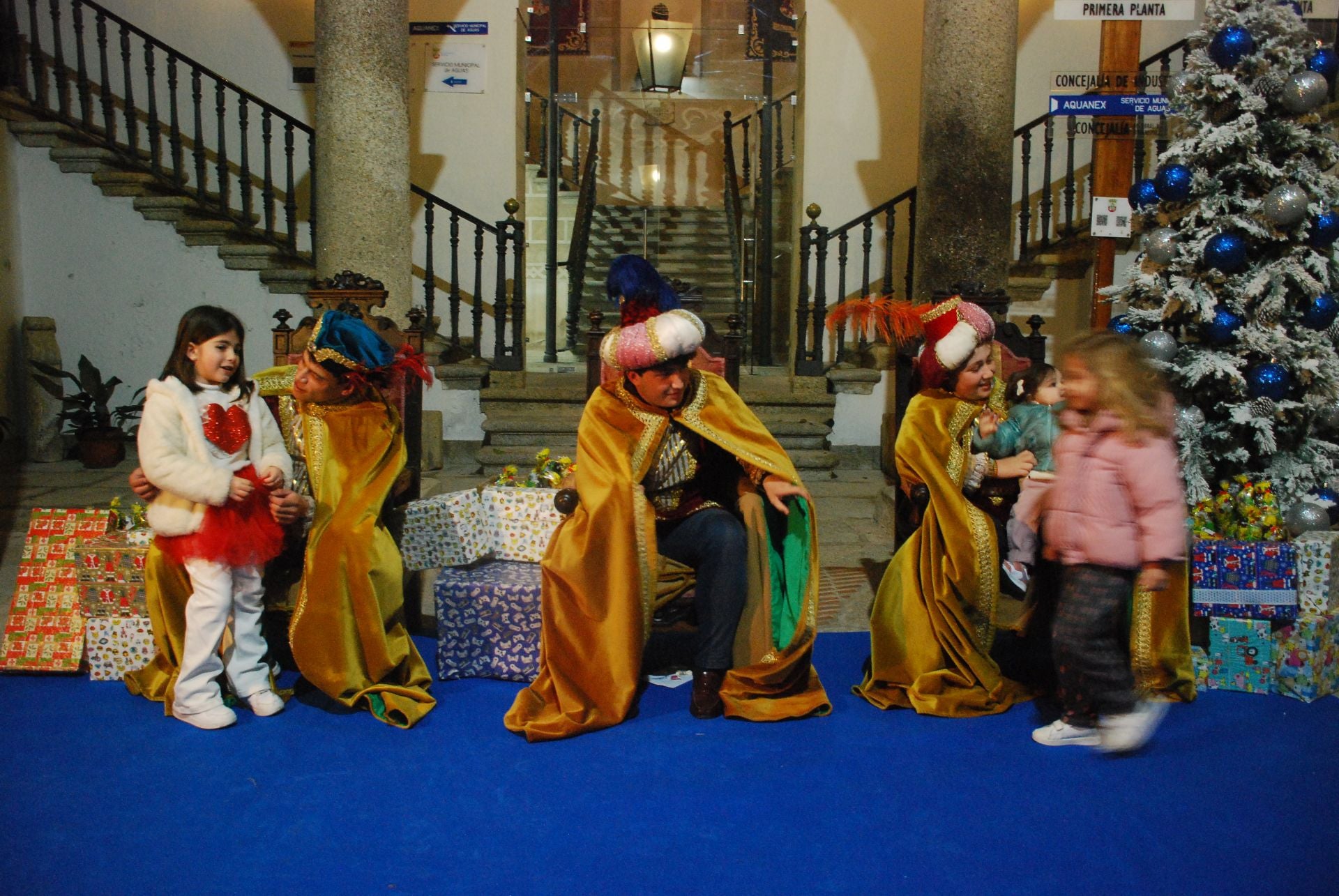 Más de 220 menores entregan sus cartas a los pajes de los Reyes Magos