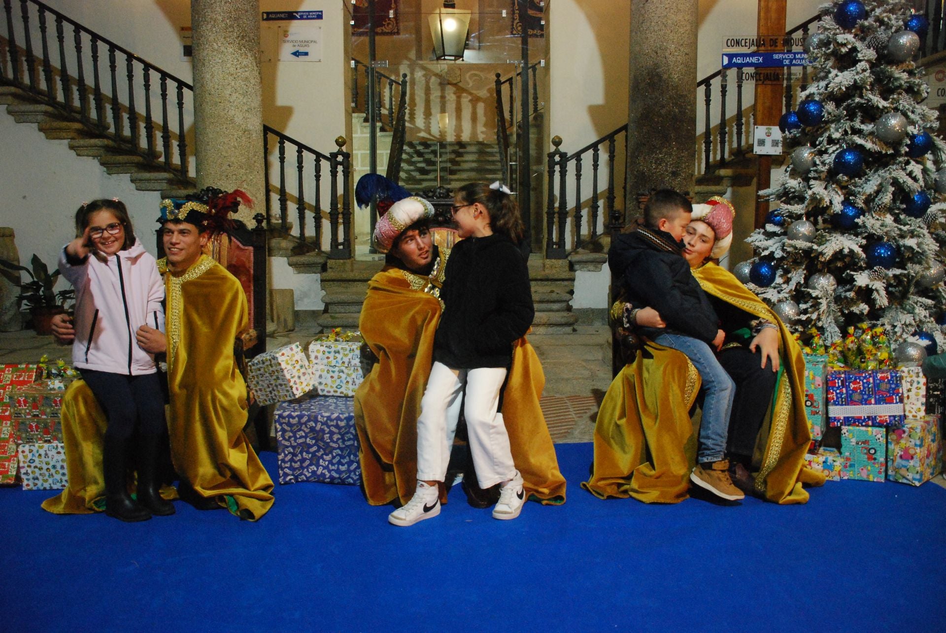 Más de 220 menores entregan sus cartas a los pajes de los Reyes Magos