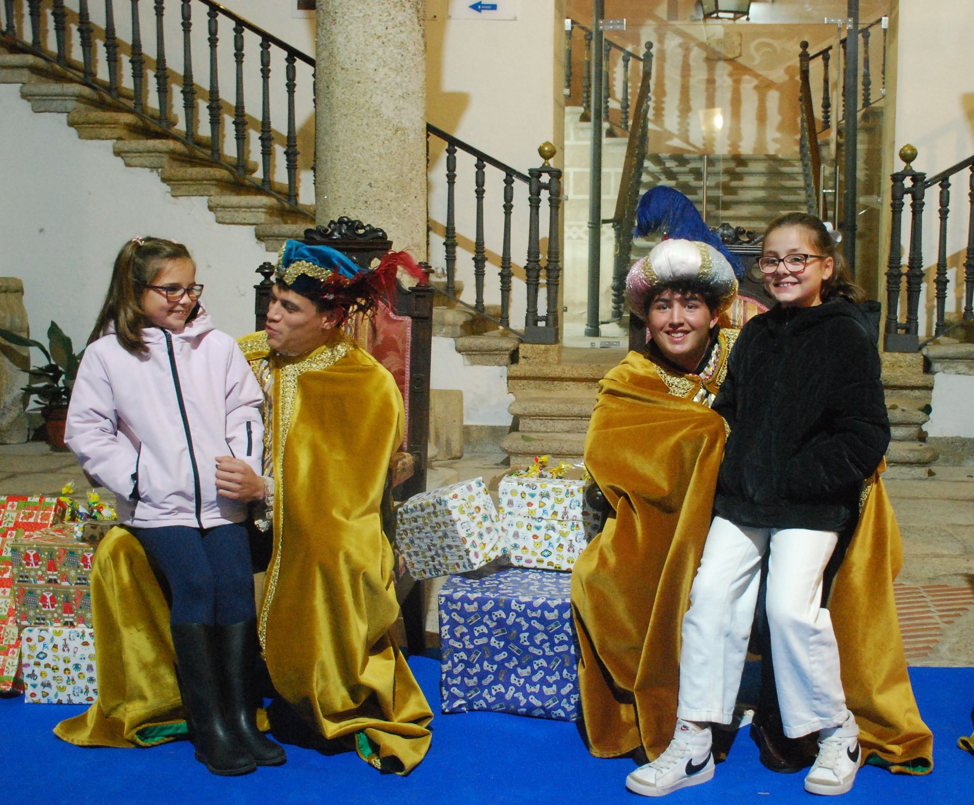 Más de 220 menores entregan sus cartas a los pajes de los Reyes Magos