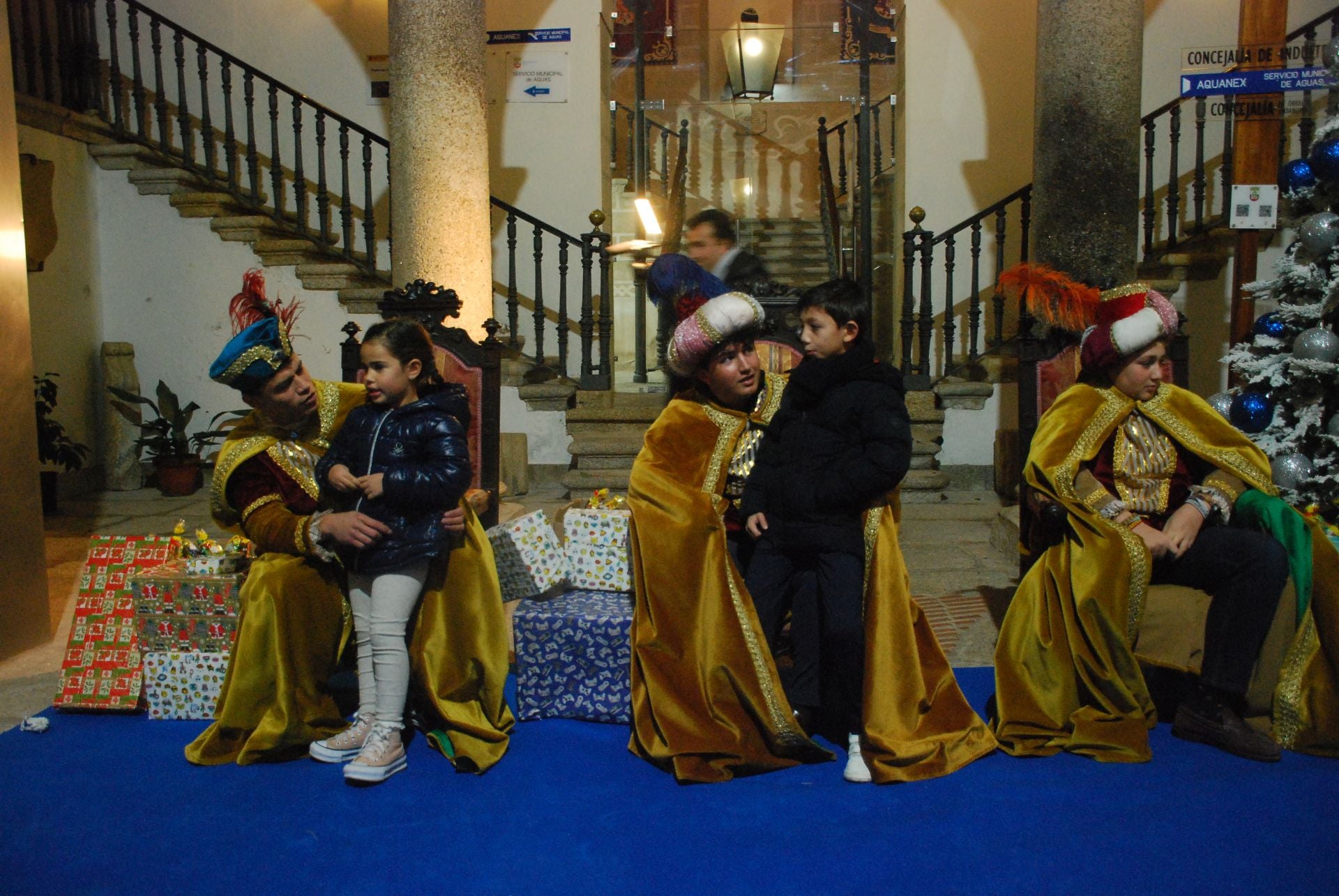 Más de 220 menores entregan sus cartas a los pajes de los Reyes Magos