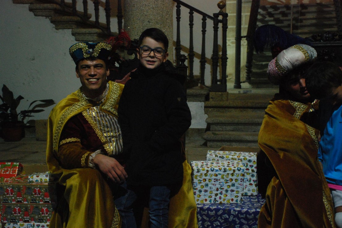 Más de 220 menores entregan sus cartas a los pajes de los Reyes Magos