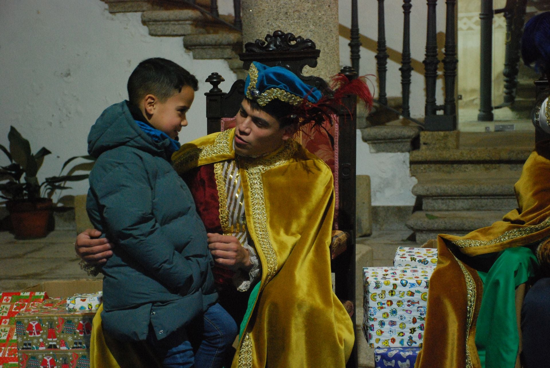 Más de 220 menores entregan sus cartas a los pajes de los Reyes Magos