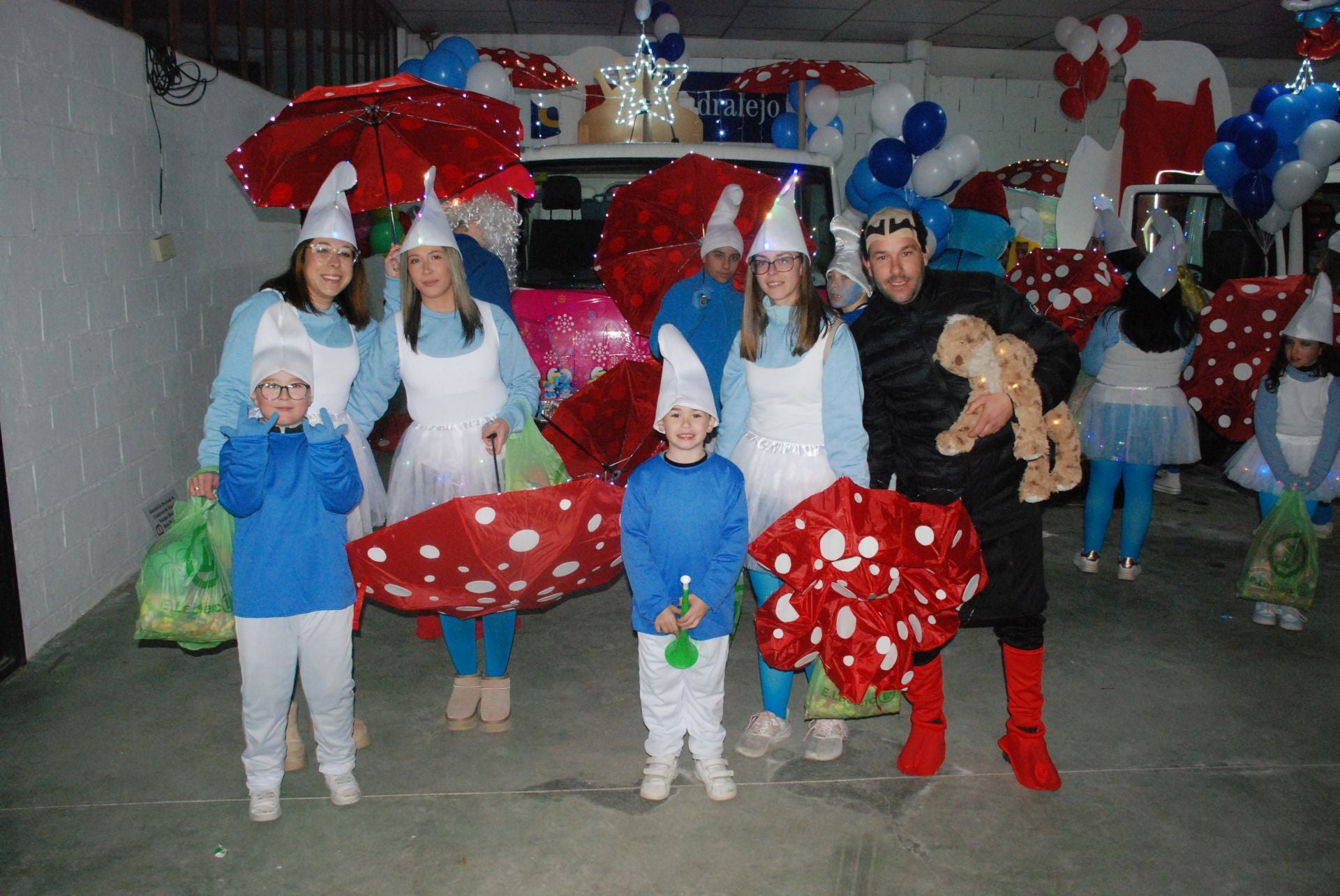 Imagen secundaria 2 - El intenso frío no puede con la ilusión de la cabalgata de Reyes